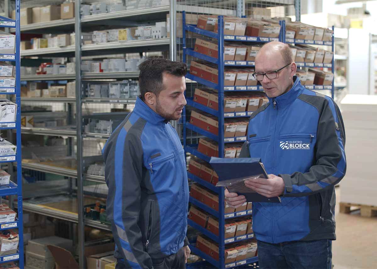 Ausbilder und Auszubildender bei Elektro Bloeck Trier während der technischen Ausbildung