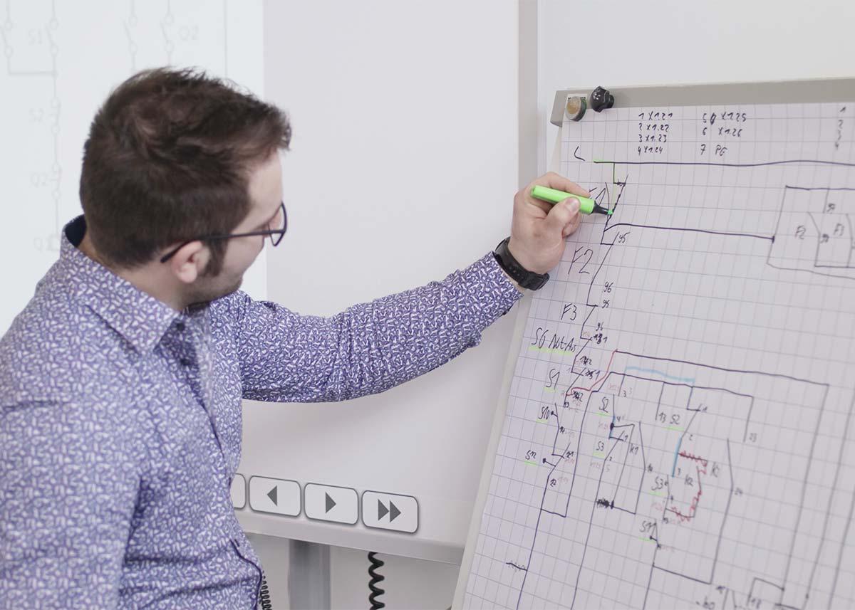 Technische Planung am Whiteboard während der Ausbildung bei Elektro Bloeck Trier