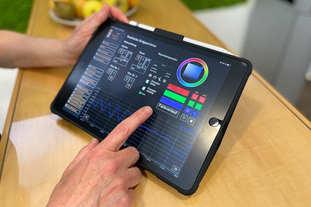 Tablet zur Steuerung moderner Gebäudesystemtechnik und Smart Building Lösungen von Elektro Bloeck Trier