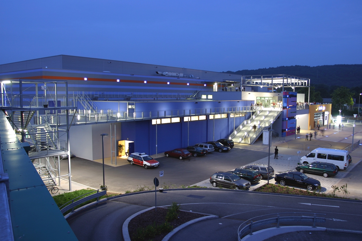 Industriehalle bei Nacht mit Beleuchtung und Gebäudetechnik von Elektro Bloeck Trier
