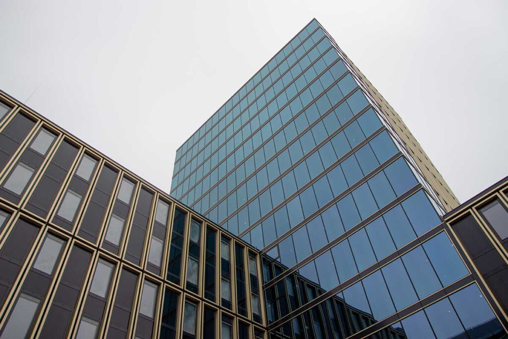Modernes Bürogebäude mit Elektroinstallation und Gebäudetechnik von Elektro Bloeck Trier