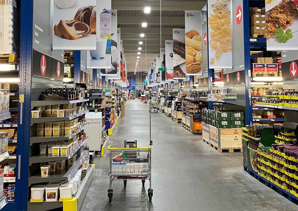 Verbrauchermarkt mit moderner Beleuchtung und Elektrotechnik für Einzelhandel und Shops